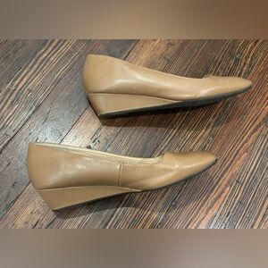 Adrienne Vittadini AV Palmer Wedge Low Heel Pump Faux Camel Leather Sz 8
